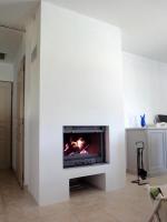 Chemin&eacute;e de style contemporain de largeur 1m40, habillant un foyer LAUDEL 700 relevable Grande Vision.